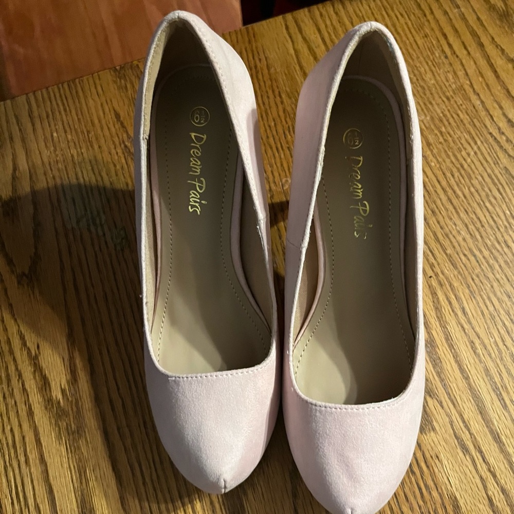 Nib. Dream Pairs Tiffany pink heels.